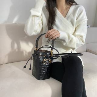 펜디-팬디-몬트레조-버킷백-블랙