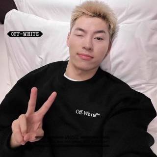 오프화이트 펜슬 밍크양기모 티셔츠 / 맨투맨